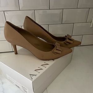 Womens Pale Carmel Bridget Leather Bow Kitten Pump. Ann Taylor. Good condition